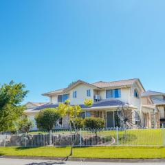 Spacious newly redecorated 5BD Family Home