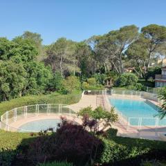 T2 avec Piscine Tennis Terrasse Parking privé