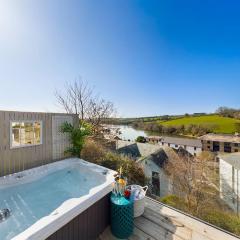 Paddlers View - Luxurious 2 bed, hot tub. Town centre, water views