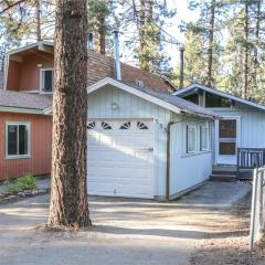 Sherwood Cottage - Charming and cozy cabin that has back deck with a Hot Tub!