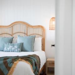 Sanbis Cabin - hidden boutique retreat, sea views