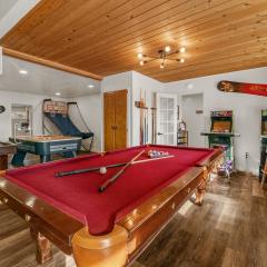 Family Fun Cabin - Mountain home with Game Room, Hot Tub and Lake Views!