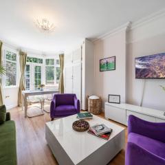 Lovely garden apartment in Wimbledon Town Centre with private parking by Wimbledon Holiday Lets