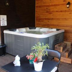 Au coucher du soleil, chalet avec jacuzzi et sauna