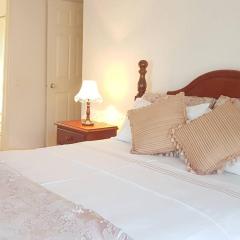 Roxy - A Spacious Cosy Getaway - Near Mel Airport
