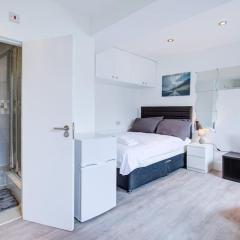 Comfy and Convenient Studio Suite Lewisham with Free street parking, WIFI and quick access to central London Sleep 3