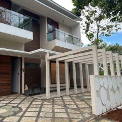 Cozy villa with swimming Pool in Sentul