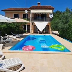 Spacious apartment in Pula for 6 persons and with a big swimming pool