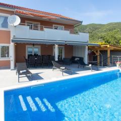 Modern apartment with large pool&sea view