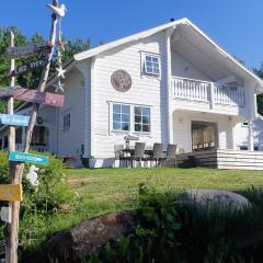 Stunning 8-Bed Cabin at lake Skagern