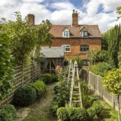 Romantic Cotswold Cottage- dog friendly and village location