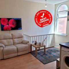 2 Bedroom 4 Beds Family Flat Free Parking & Fast Wi-Fi Self-Check-in Cosy & Spacious