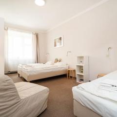 Sleeps 6 flat by tram Zizkov