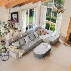 Stylish Retreat Family House 5BRM Wheelers Hill