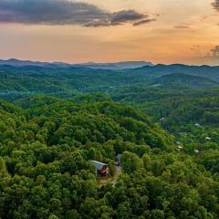 Panorama Mountain View Cabin, Less than 10 miles from Gatlinburg and Dollywood, Dog Friendly, 6 Bedrooms Sleeps 17, Fire Pit, HotTub, Washer Dryer, Fully loaded Kitchen, GameRoom with a TV, Pool Table, Arcade, Air Hockey, and Foosball