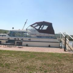 The Rose - 37ft Lakeside Yacht with Hot Tub