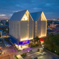Blue Hippo & Red Crocodile Hotel