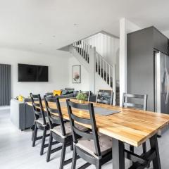 Spacious, Modern Home, Central Newquay w/ parking