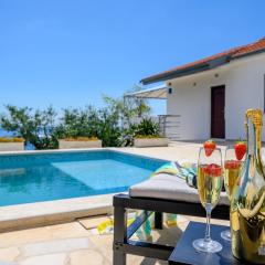 Nudist friendly villa with fence arround pool and garden to relax and enjoy