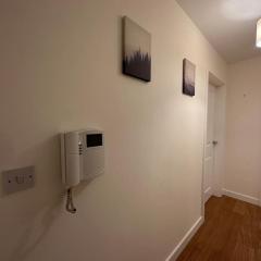 Modern 2 bed 2 bath Flat Close to Train station