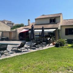 Villa piscine, spa & pétanque à Uzès centre !