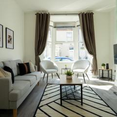Air Host and Stay - Dacy House, sleeps 7, free parking minutes from city centre