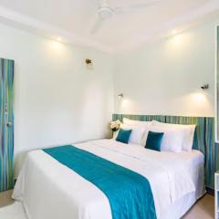 Serene Escape One Bedroom Apartment with AC, Wi-Fi, Gym and 5-Minute Walk to the Beach Cativating Tree and Garden Views