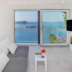 Elegant Seafront Stay - Villa Mila