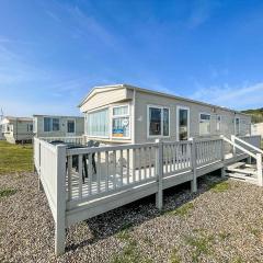 Spacious Caravan For Hire With Decking By The Beach In Suffolk Ref 40094nd