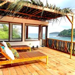 Infinity-house with roof terrace and direct access to the beach