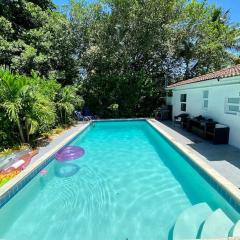 HOUSE WITH POOL, 10 MINS DRIVE TO THE BEACH!