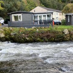 Stunning 3 Bed Riverside Cabin in Snowdonia