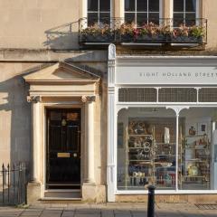 Designer Townhouse featuring a superior king suite, a deluxe king suite and a deluxe king room, located between The Royal Crescent and The Circus