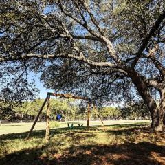 Shady Oaks Cottage: A Peaceful & Relaxing Getaway