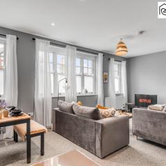 Stylish 2 Bed, 2 Bath Apartment with Free Parking