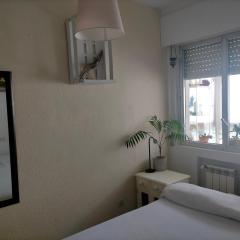 FEMALE ONLY Pinar de Chamartin room