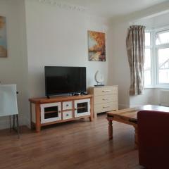 Lovely 3 Bedrooms Flat Near Romford Station With Free Parking