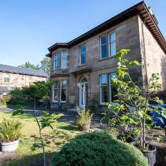 Pass the Keys Traditional 5 Bed Bellahouston Glasgow Sleeps 10