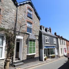 Town centre apartment with parking