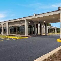 HomeTowne Studios by Red Roof and Conference Center Chicago - N Aurora Naperville
