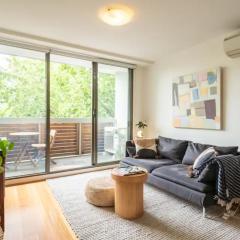 Charming 1BR in Fitzroy w Parking Pool Gym!