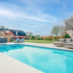 The Paddock - Luxury 5 Bed with Swimming Pool!
