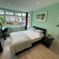 Letzi Premium Cozy Retreat Private En-Suite Rooms, Heathrow Airport