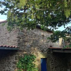 Casa rural de piedra en una aldea tranquila de Zas