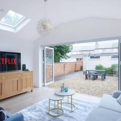 4 Bedroom House - Sleeps 8 - Close to City Centre with Free Parking, Fast Wifi and Smart TV with Virgin TV and Netflix by Yoko Property