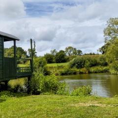 Charming tranquil Shepherds Hut with lakeside balcony 'Roach'