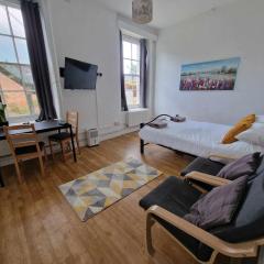 Studio Apartment, Private Parking, Walk To Centre, Uni and Hospital, Long Stay Prices