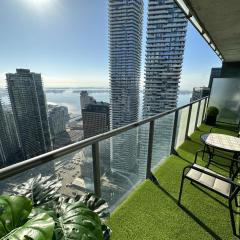 Luxury Downtown Toronto 2 Bedroom Suite with City and Lake Views and Free Parking