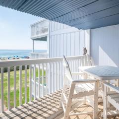 Oceanfront Condo with pool - Walk to the Tiki Bar