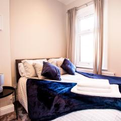 Contractor house, sleeps 7, close to restaurant's & bars, long stays available, Oveyo Accommodation